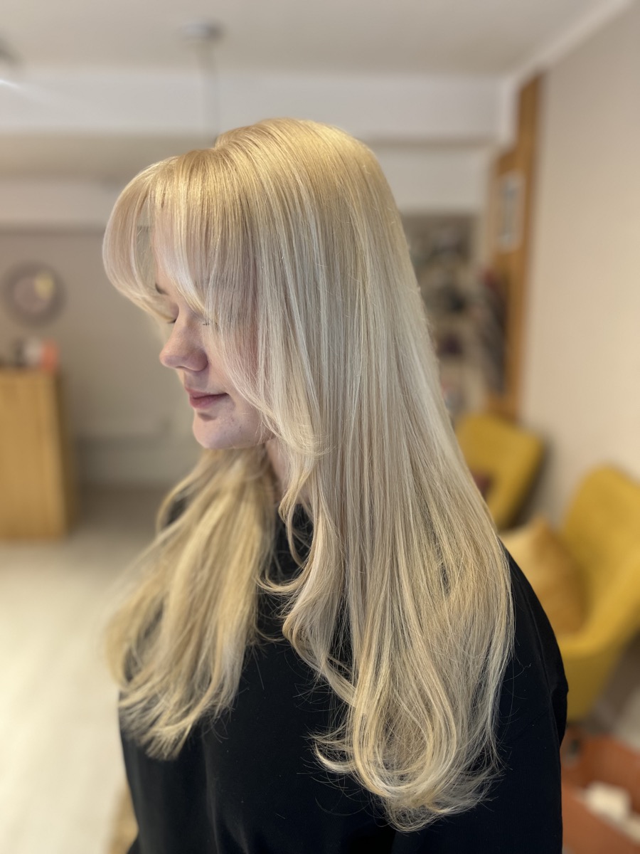 Pitkä blondi, otsahiukset
