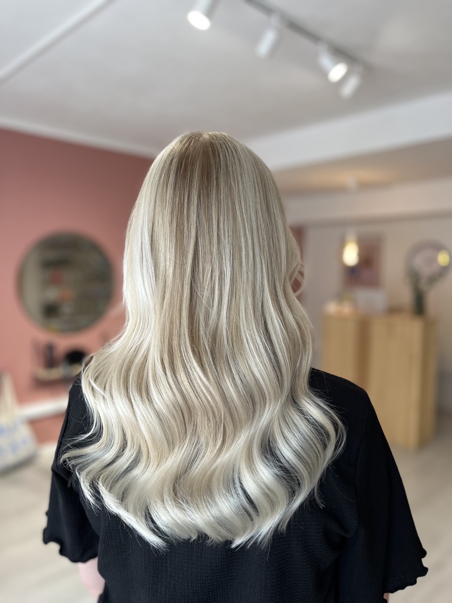 Pitkä platinanvaalea balayage