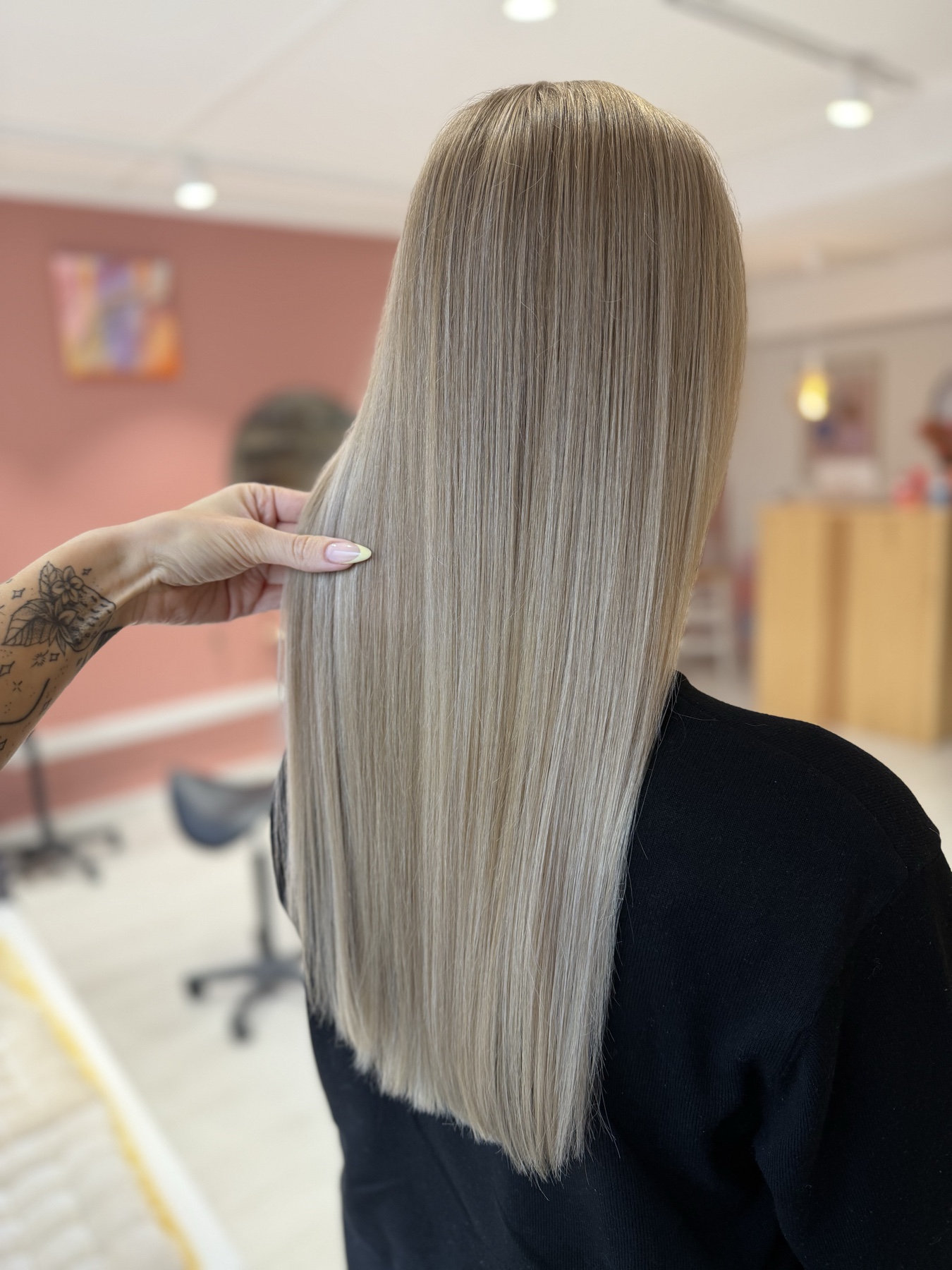 Pitkä platinanvaalea hiustulos — Kändi