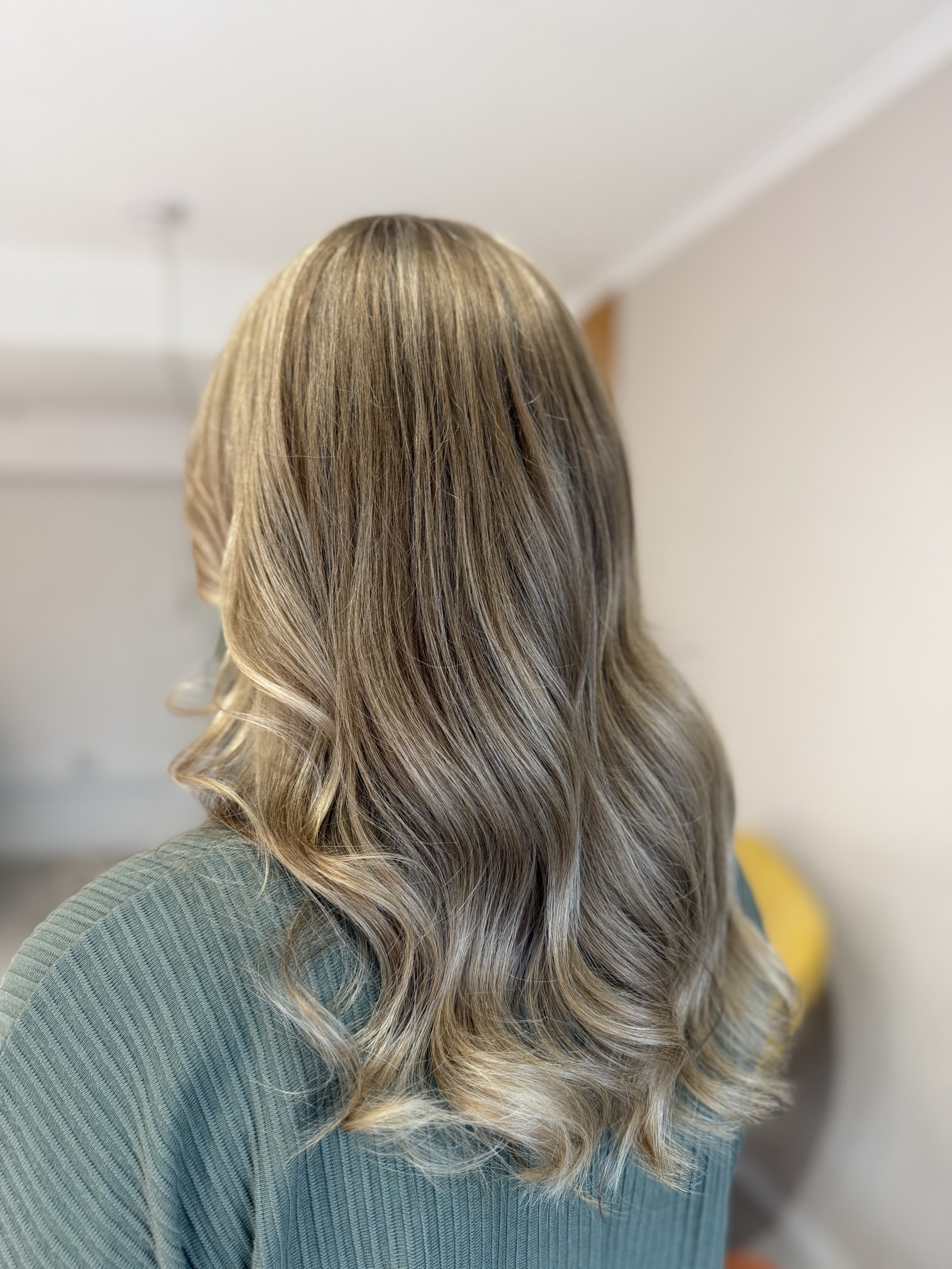 Pitkä blondi, pehmeät laineet